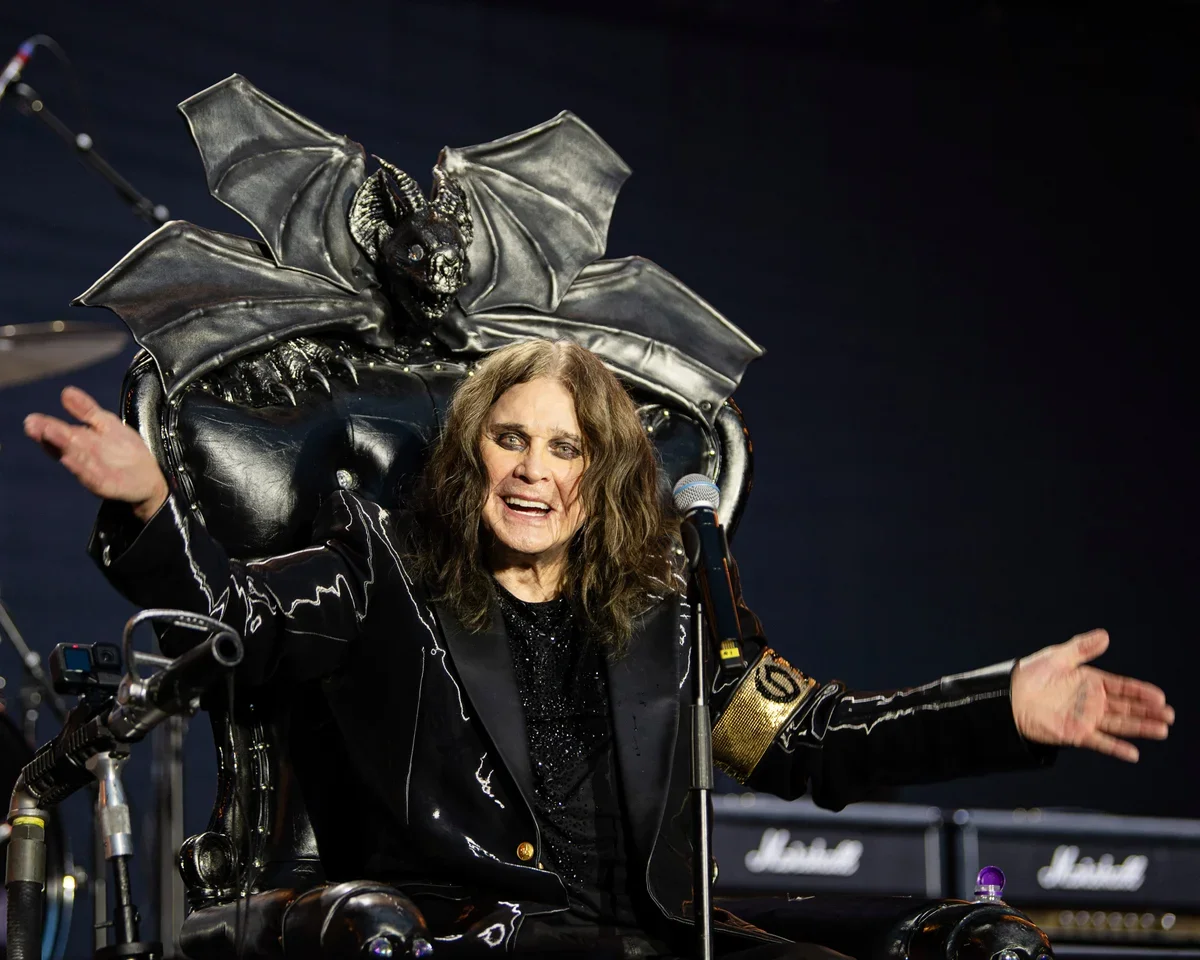 Ο Ozzy Osbourne καθισμένος σε μαύρο θρόνο με μια μεγάλη νυχτερίδα στην κορυφή, κατά τη διάρκεια συναυλίας