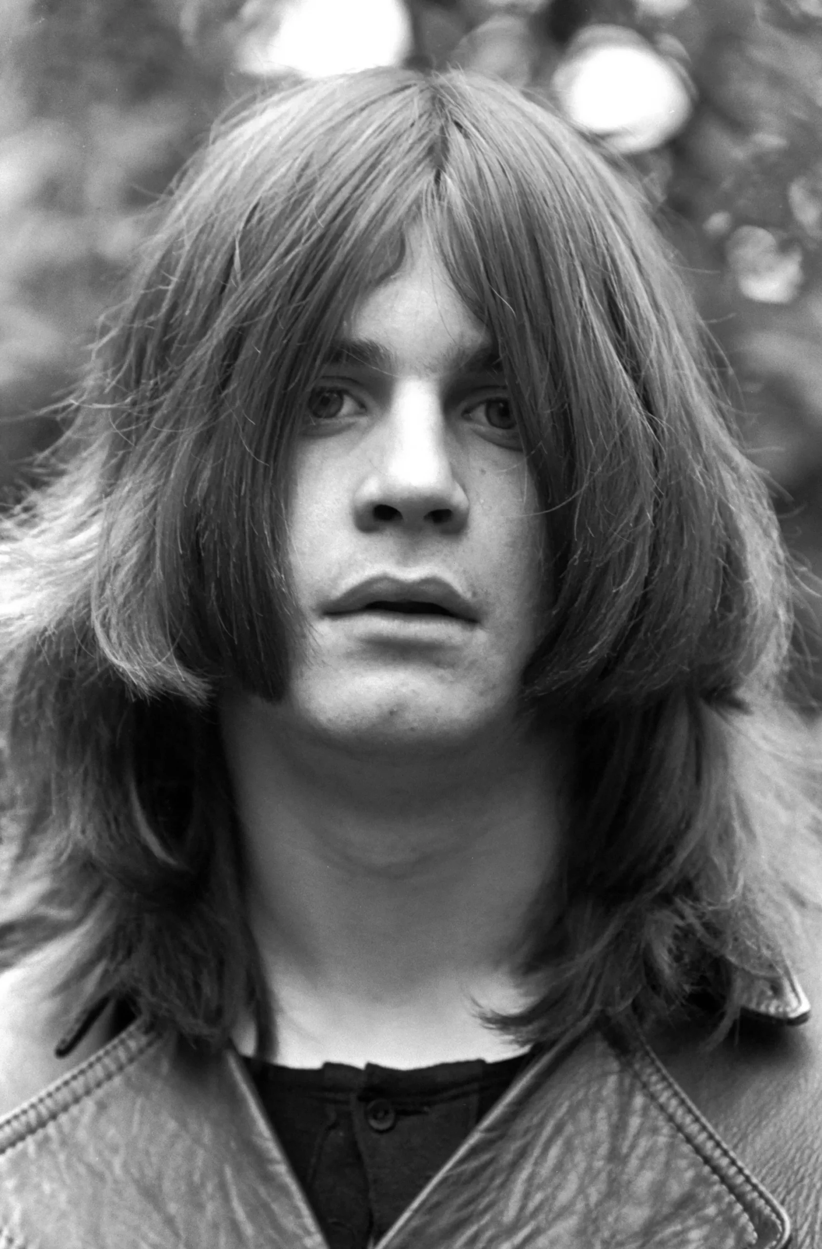 Ασπρόμαυρο κοντινό πορτρέτο του νεαρού Ozzy Osbourne με μακριά μαλλιά