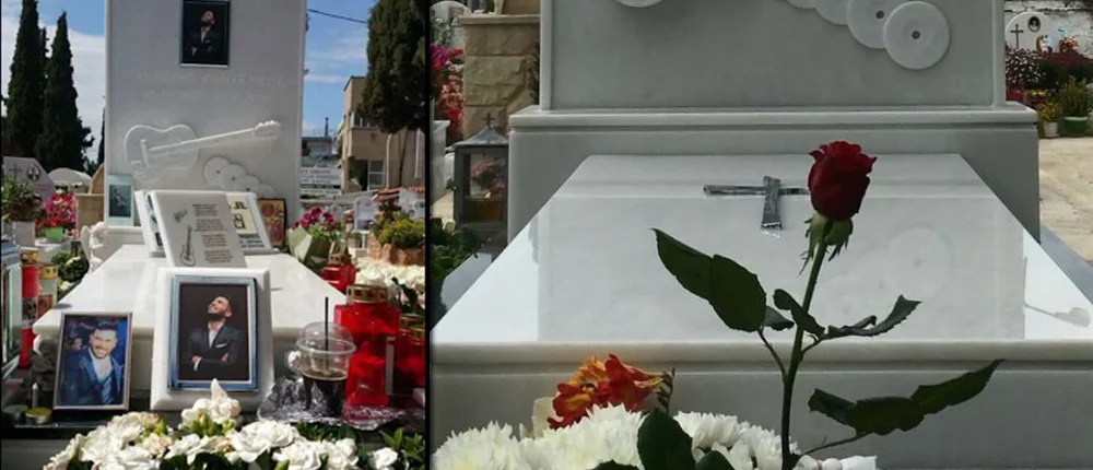 Λευκός μαρμάρινος τάφος με ανάγλυφη κιθάρα και δίσκους, φωτογραφίες του τραγουδιστή και λουλούδια, και κοντινό πλάνο με κόκκινο τριαντάφυλλο πάνω στο μάρμαρο
