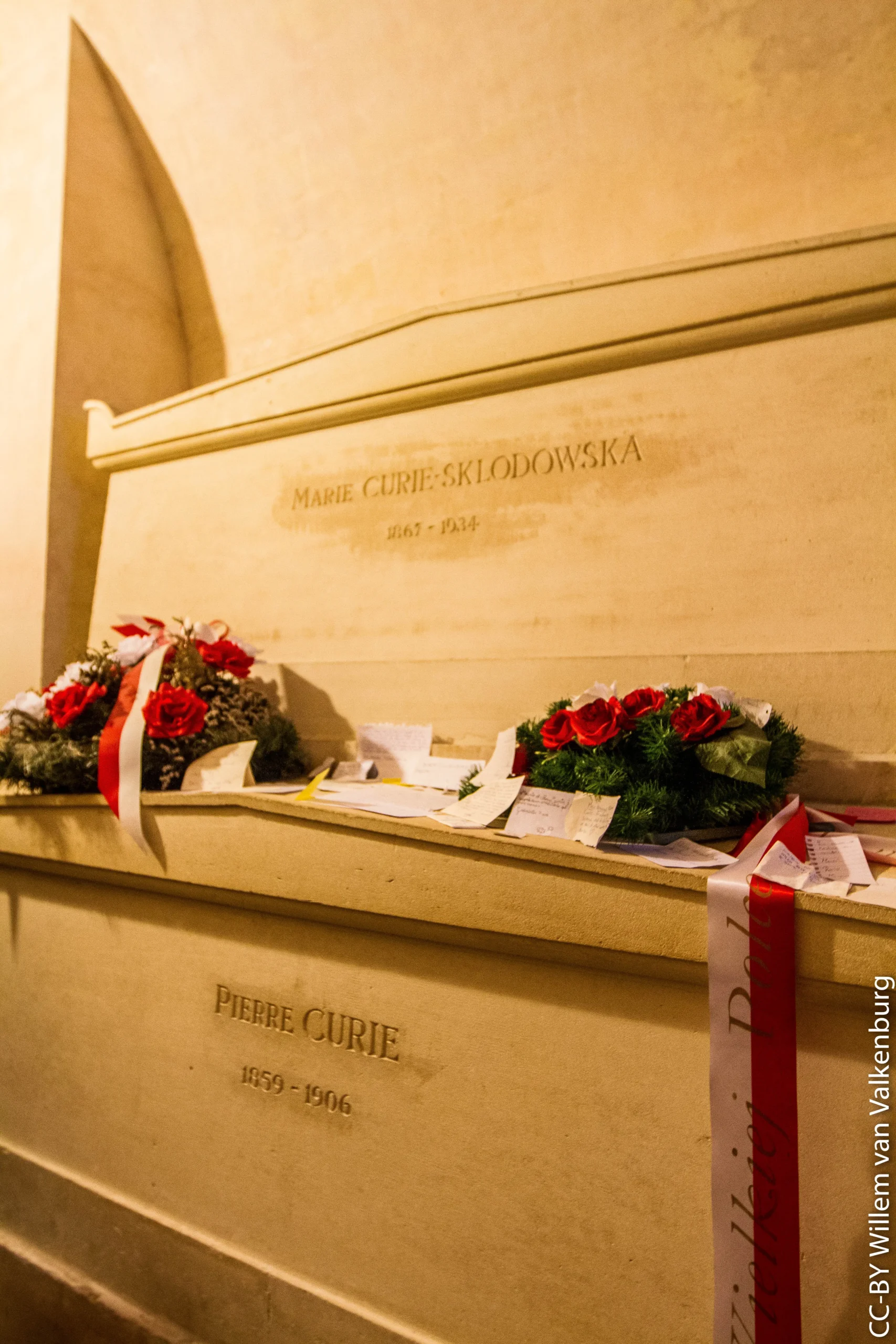 Ο τάφος του Pierre και της Marie Curie στην κρύπτη του Πάνθεου, στο Παρίσι