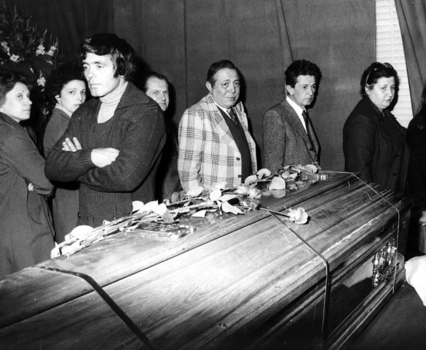 Άνθρωποι αποχαιρετούν τον Παζολίνι μπροστά στο φέρετρο στην Casa della Cultura της Ρώμης.