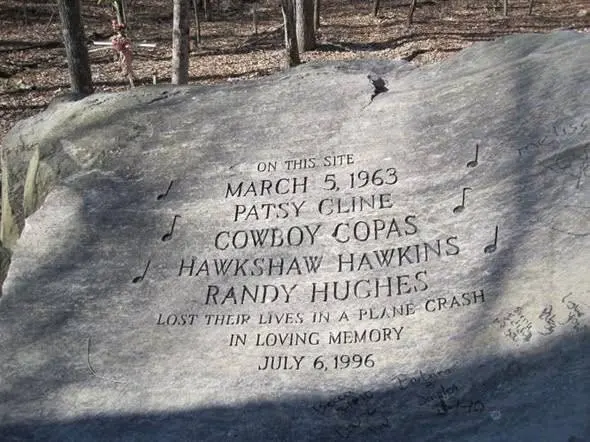 Το μνημείο στο δάσος κοντά στο Camden, στο σημείο όπου έπεσε το αεροπλάνο