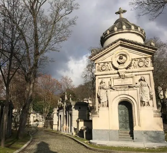 Μαυσωλείο με θόλο, σταυρό και δύο αγάλματα σε δρόμο του κοιμητηρίου Περ Λασαίζ