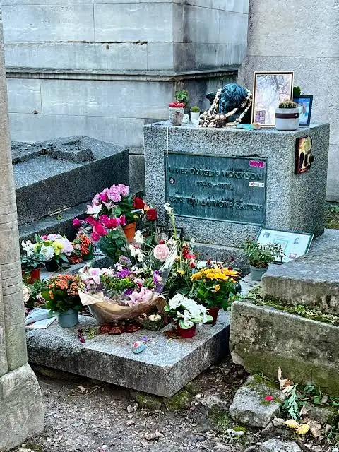 Ο τάφος του Τζιμ Μόρισον στο Περ Λασαίζ, γεμάτος λουλούδια και προσφορές θαυμαστών
