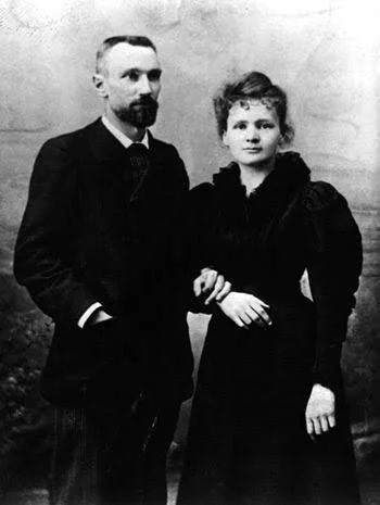Ο Pierre και η Marie Curie στον κήπο του σπιτιού των γονιών του στο Sceaux, το 1895