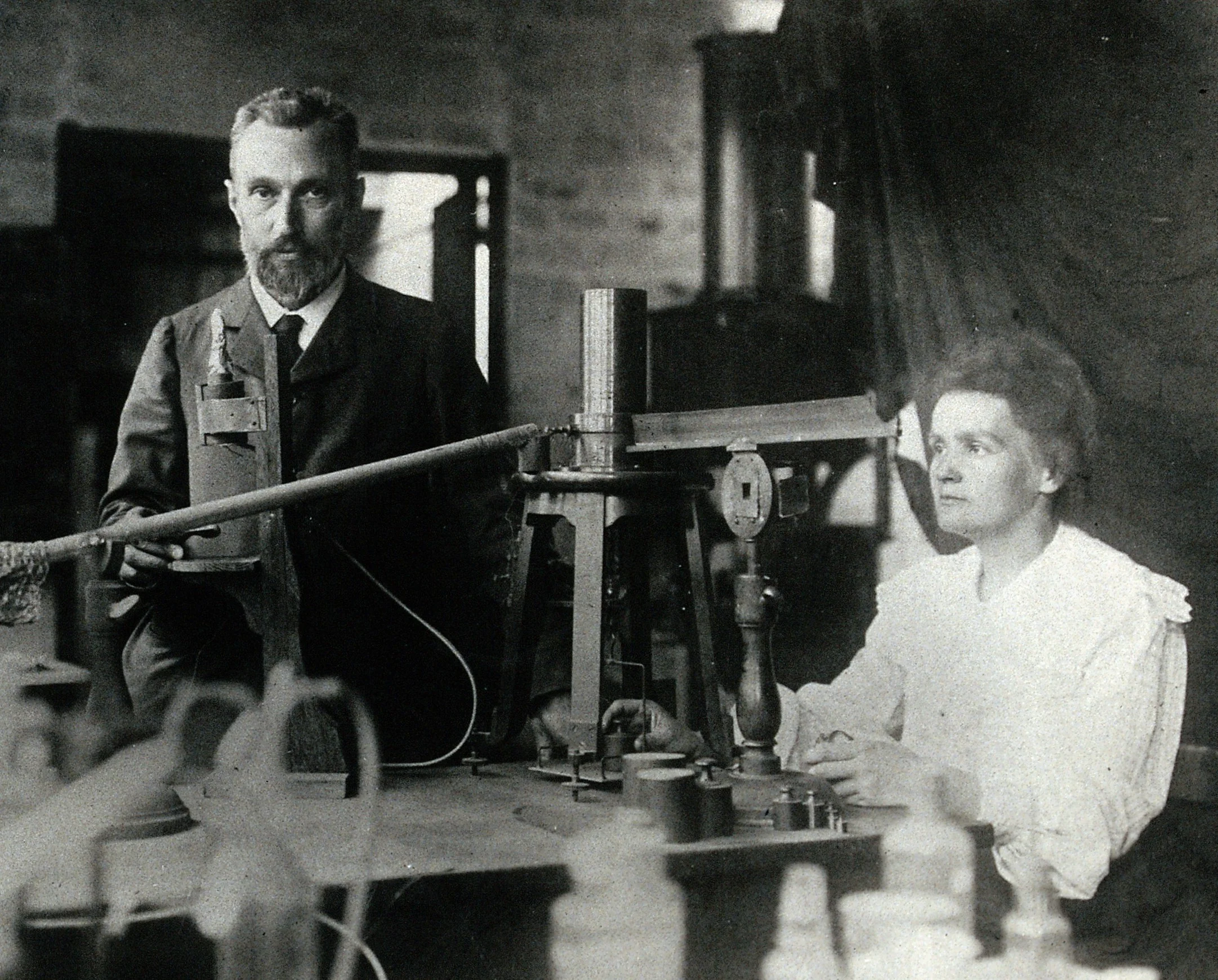 Ο Pierre και η Marie Curie στο εργαστήριό τους στο Παρίσι, γύρω στο 1898