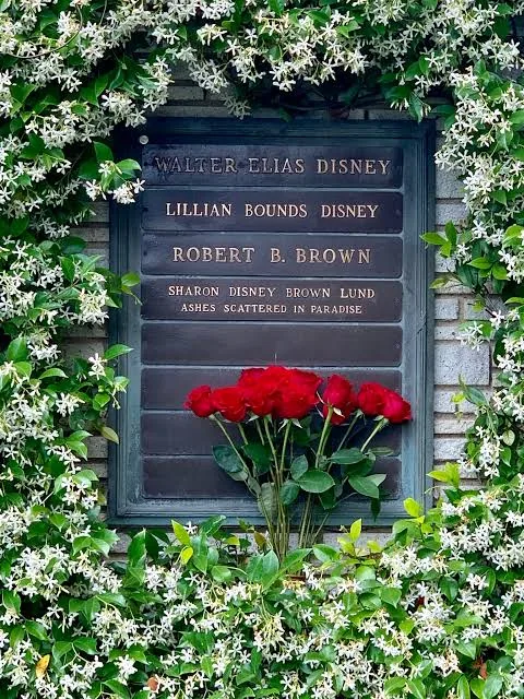 Χάλκινη πλάκα με τα ονόματα Walter Elias Disney, Lillian Bounds Disney, Robert B. Brown και Sharon Disney Brown Lund, με κόκκινα τριαντάφυλλα και γιασεμιά γύρω της