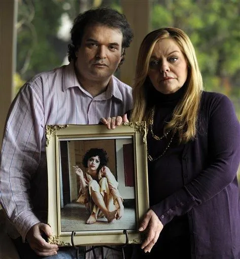 Ο Simon Monjack και η Sharon Murphy κρατούν φωτογραφία της Brittany Murphy μετά τον θάνατό της