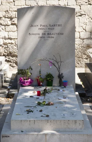 Η κοινή ταφόπλακα του Jean-Paul Sartre (1905–1980) και της Simone de Beauvoir (1908–1986), με λουλούδια, γλάστρες, ένα κόκκινο κερί και μικρά χαρτάκια πάνω στην πλάκα