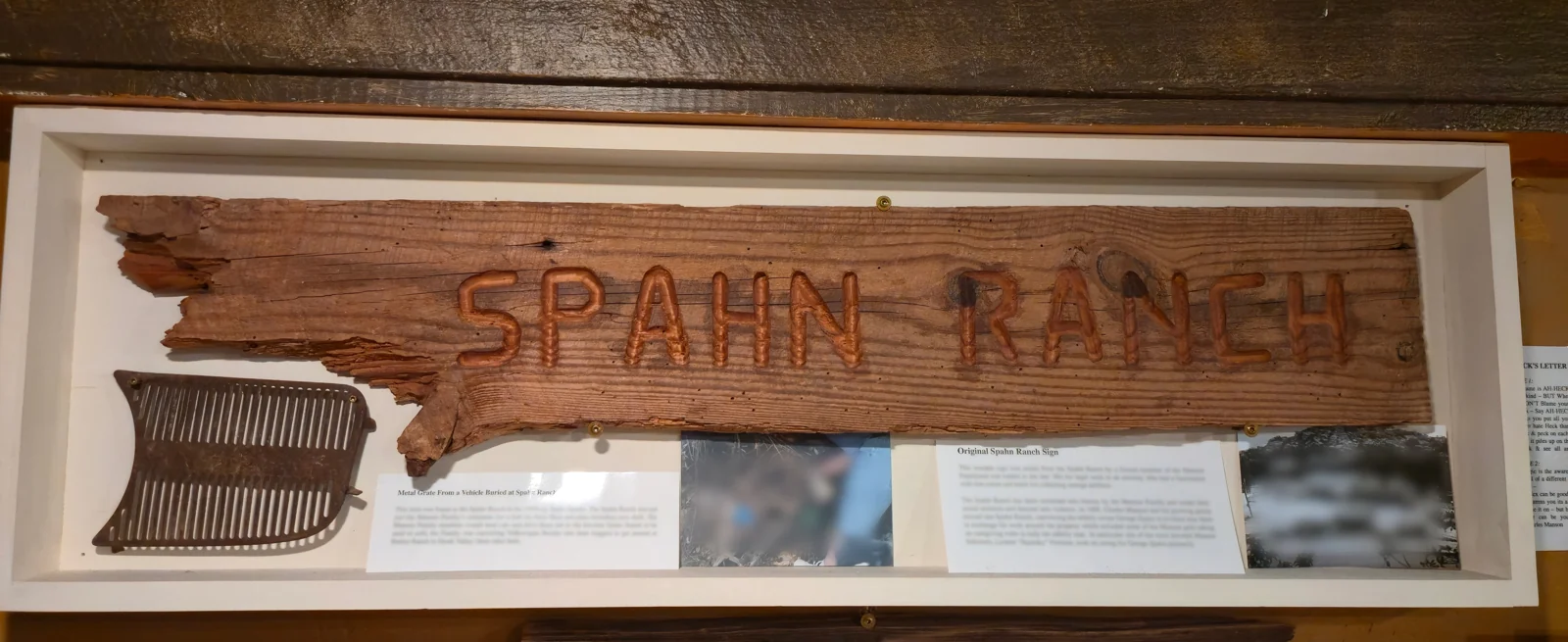 Ξύλινη πινακίδα με την επιγραφή Spahn Ranch σε προθήκη μουσείου.