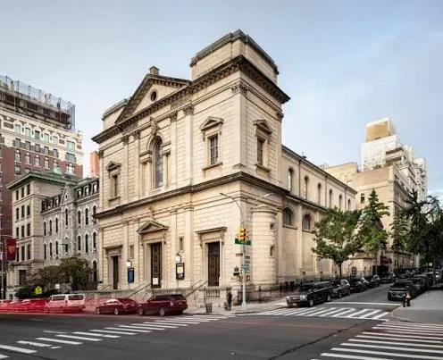 Η πρόσοψη της εκκλησίας St. Ignatius Loyola στη Park Avenue της Νέας Υόρκης