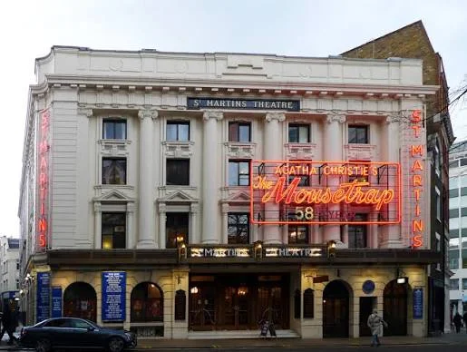 Η είσοδος του St Martin's Theatre στο Λονδίνο, όπου παίζεται το «The Mousetrap» της Agatha Christie