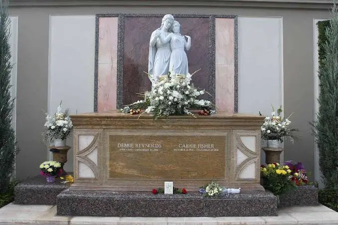Ο κοινός τάφος της Debbie Reynolds και της Carrie Fisher στο Forest Lawn Hollywood Hills