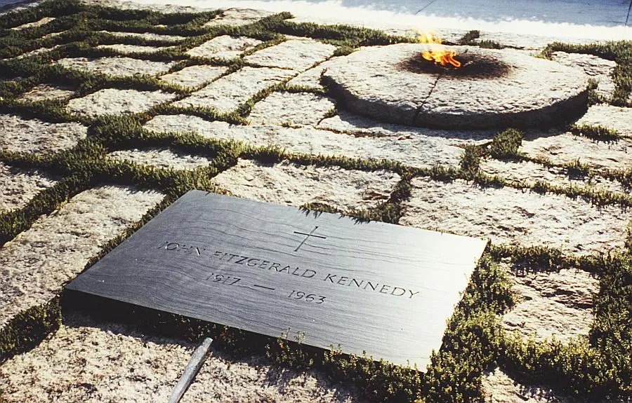 Ο τάφος του John F. Kennedy με την αιώνια φλόγα στο νεκροταφείο Arlington