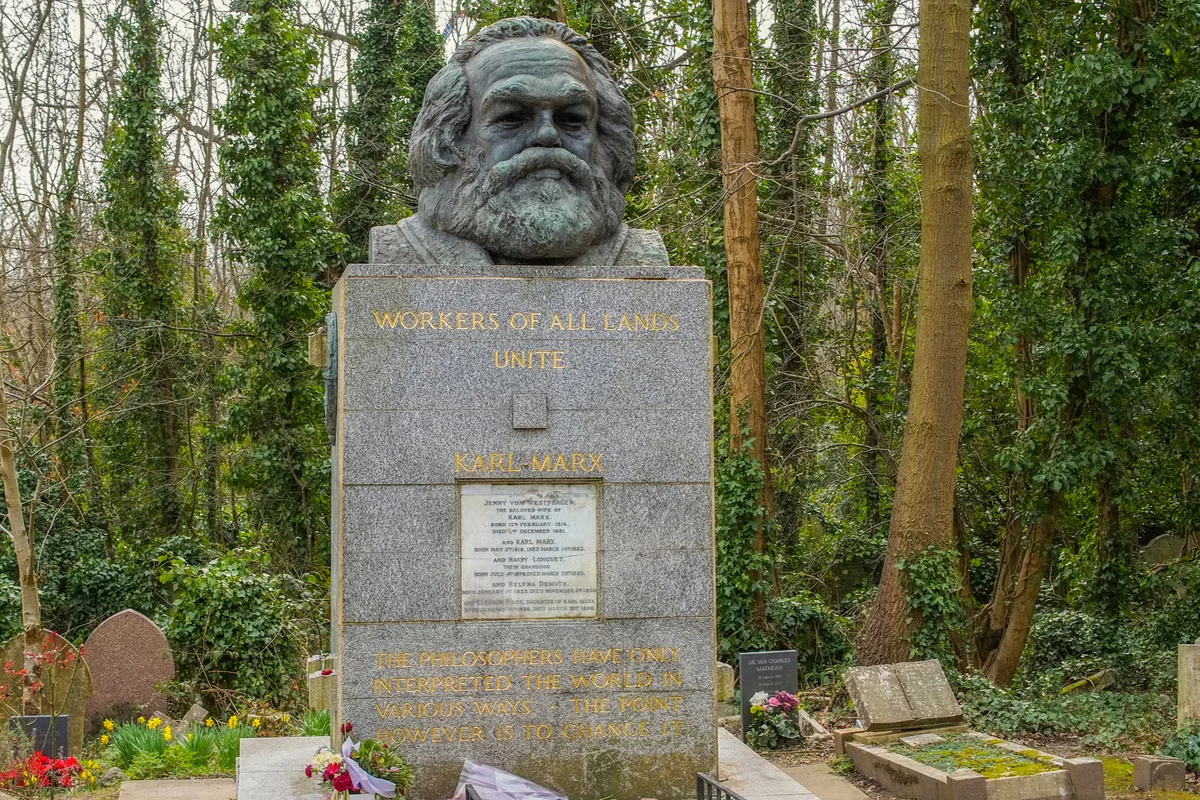 Το μνημείο του Κάρολου Μαρξ με τη χάλκινη προτομή πάνω σε μαρμάρινο βάθρο στο νεκροταφείο Highgate