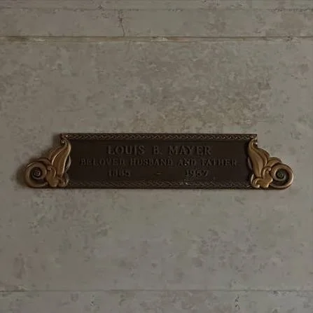 Ο τάφος του Louis B. Mayer στο μαυσωλείο του νεκροταφείου Home of Peace