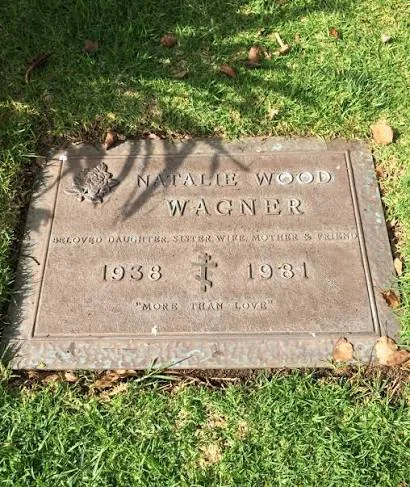 Η χάλκινη πλάκα στον τάφο της Natalie Wood Wagner (1938–1981) με την επιγραφή More than love
