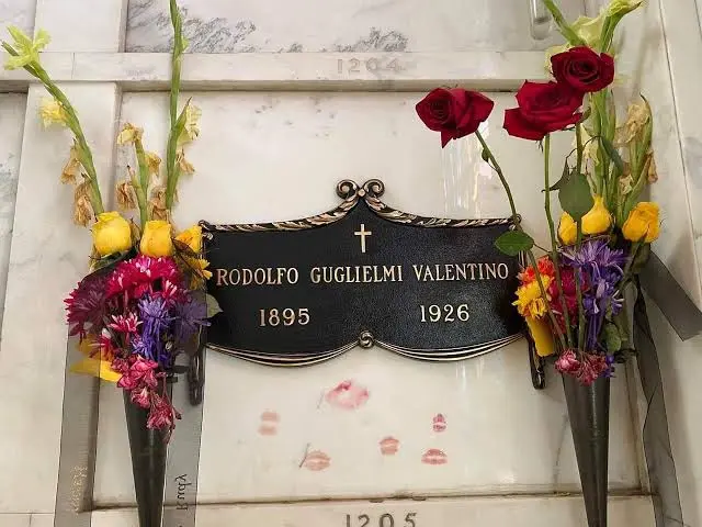 Η πλάκα της κρύπτης του Rudolph Valentino, με το όνομα Rodolfo Guglielmi Valentino και τα έτη 1895 και 1926, με λουλούδια και σημάδια από κραγιόν