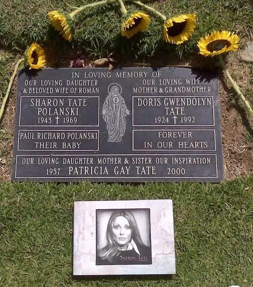 Η ταφόπλακα της Sharon Tate στο τμήμα St. Ann του νεκροταφείου Holy Cross