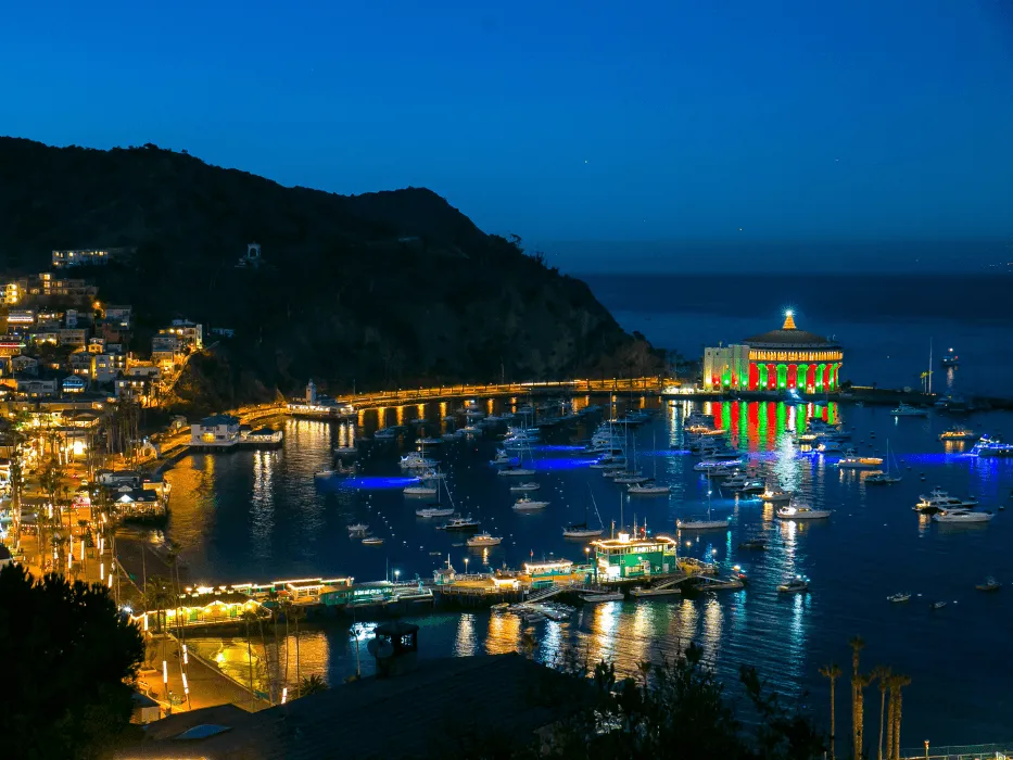 Νυχτερινή άποψη του λιμανιού Two Harbors στη Santa Catalina Island