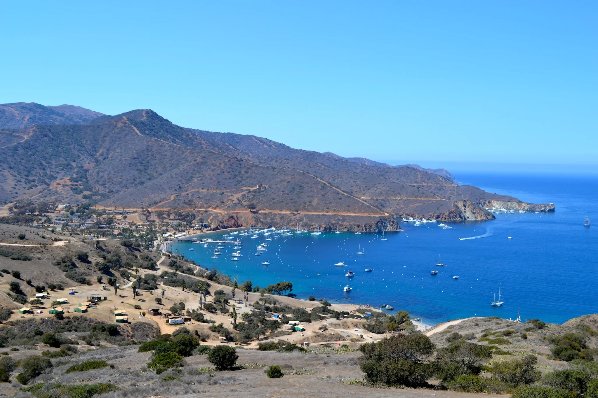 Πανοραμική άποψη του Two Harbors στη Santa Catalina Island της Καλιφόρνιας