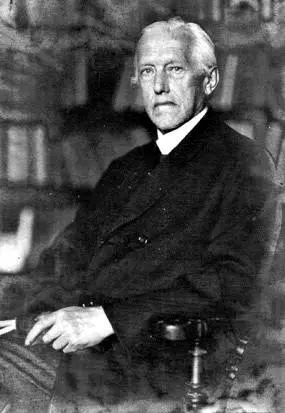 Ασπρόμαυρο πορτρέτο του ηλικιωμένου Ulrich von Wilamowitz-Moellendorff, καθισμένου σε βιβλιοθήκη