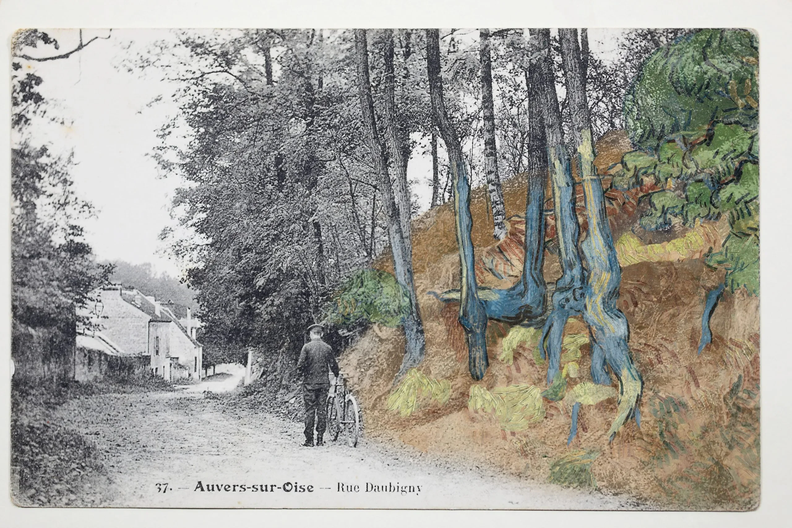 Ιστορική καρτ ποστάλ της Rue Daubigny στο Auvers με αντιπαραβολή λεπτομερειών από το Tree Roots του Van Gogh