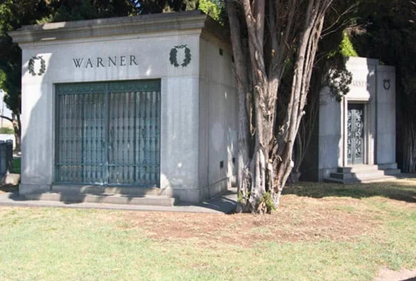 Το Warner Family Mausoleum στο νεκροταφείο Home of Peace