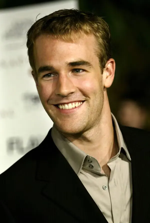 Ο νεαρός James Van Der Beek χαμογελά σε εμφάνιση στο κόκκινο χαλί